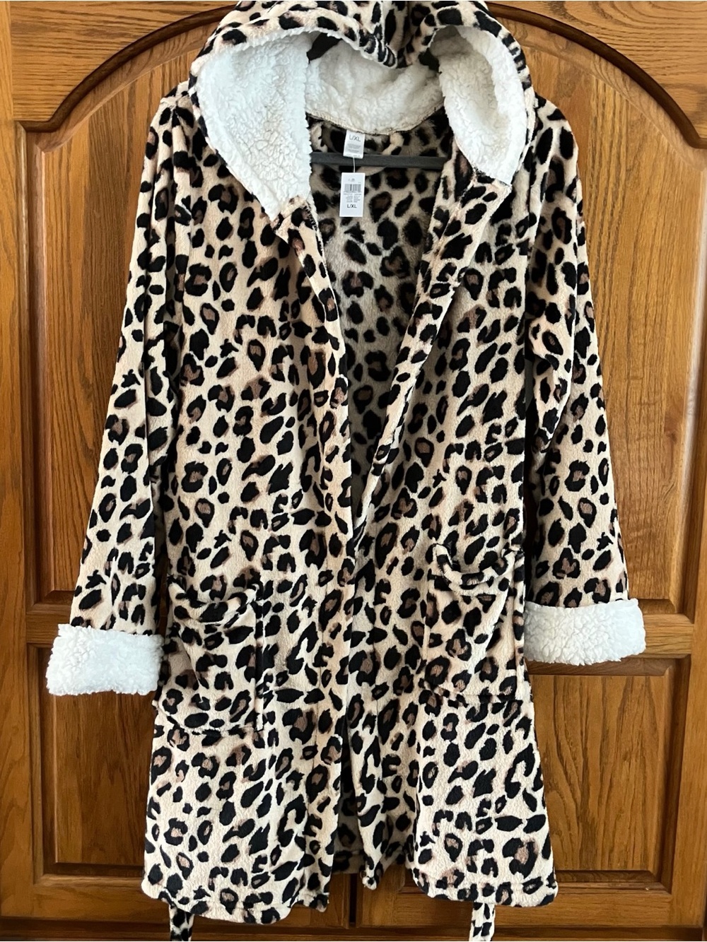 **SOLD**Soft Leopard Plush Robe - Picture 7 of 8